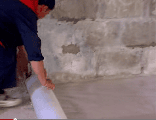 Укладываем плотный полиэтилен в качестве гидроизоляции